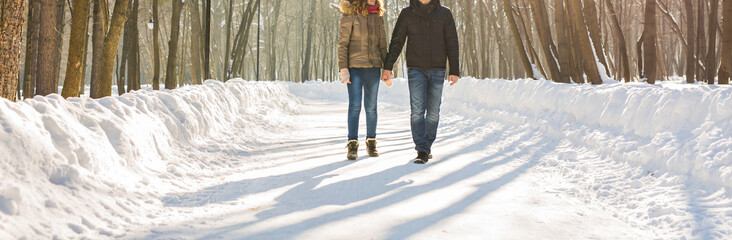 Fototapeta na wymiar people, season, love and leisure concept - happy couple outdoors in winter