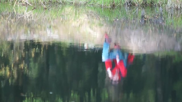 Отдых на брегу/ Юноша остановился на отдых у реки или пруда в лесу осенним вечером