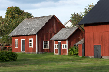 Fototapeta na wymiar Bauernhof mit roten Stallungen Korsberga, Smaland Schweden 