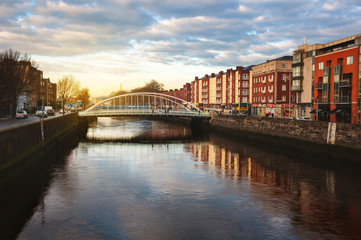 Naklejka premium Nabrzeże rzeki Liffey w Dublinie, Irlandia