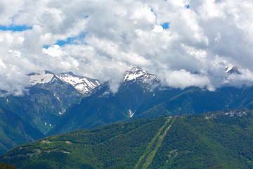 Obraz premium Big clouds over the snow-capped mountain peaks