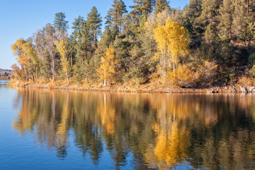 Fototapeta na wymiar Scenic Mountain Lake in Fall