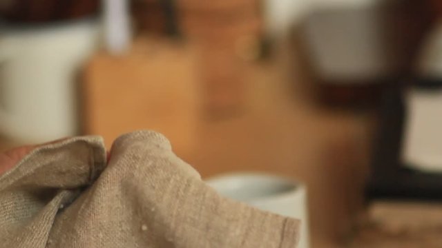 カフェ　コーヒーカップを布で拭く