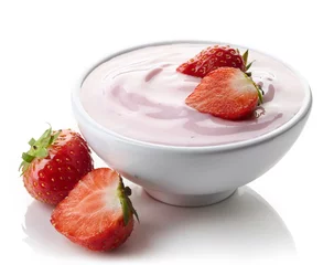 Foto auf Glas Bowl of strawberry yogurt © baibaz