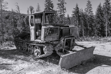 Fototapeta na wymiar old rusty tractor