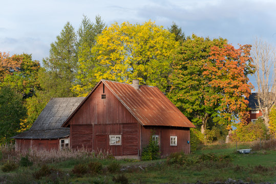 Bauernhof-Scheune bei Ramkvilla im Herbst , Smaland Schweden