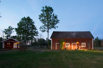 Bauernhof-Scheune bei Ramkvilla im Herbst , Smaland Schweden