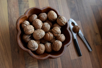 Walnüsse in Holzschale und Nussknacker