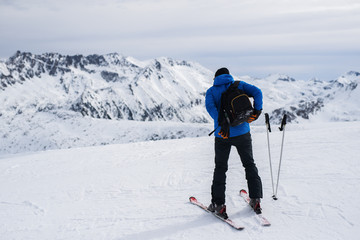 Fototapeta na wymiar Skier preparing to go down the slope.