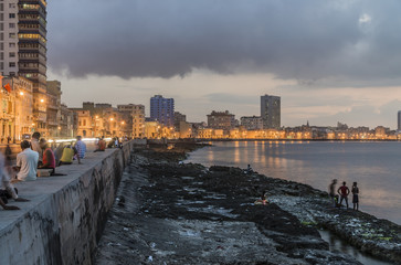 Kuba;  " Am Malecon von Havanna "  am Abend.