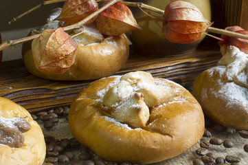 kołacze drożdżowe, drożdżówki z posypką cukrem pudrem i kruszonką, yeast cake with poppy seeds