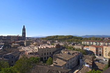Obraz premium Girona ciudad vista desde el de la antigua muralla viendo vistas edificios singulares y antiguos y arquitectura artistica