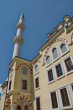 Detail der neuen Moschee in Mitrovica, Kosovo