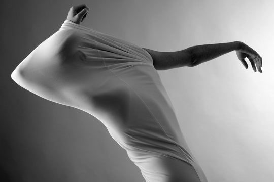 Pose in wei&szlig;em Stoff