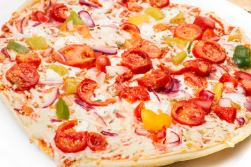 Pizza con tomate y mozzarella