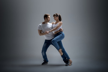 Obraz na płótnie Canvas couple dancing social danse