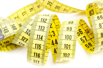 Cinta m&eacute;trica sobre fondo blanco aislado. Vista superior