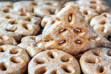 Glazed gingerbread cakes with Christmas tree toy on wicker plate. Traditional Christmas and New Year treats. Winter postcard, holiday celebration concept.. Selective focus