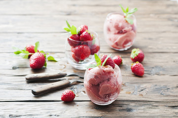 Sorbet with strawberry and mint