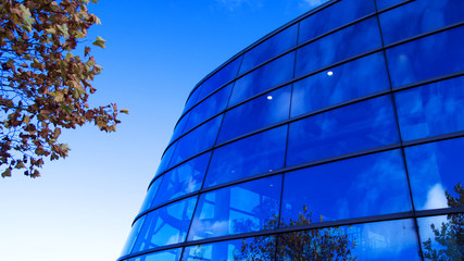 Modernes Bürogebäude mit Glasfassade und Glasfenstern
