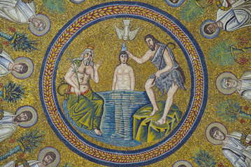 Mosaïque du baptême du Christ au baptistère des Ariens à Ravenne, Italie