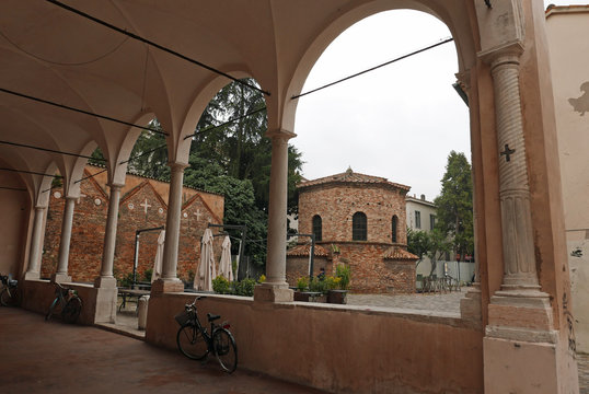 Arcades et baptist&egrave;re des Ariens &agrave; Ravenne, Italie