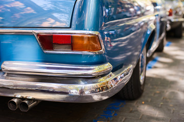 Back headlihgts of a blue vintage car
