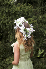 Naklejka premium Woman in a Vintage green Dress with a Dogwood Flower Crown