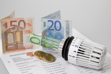 Heizkosten Konzept mit Thermostat und Geldscheinen