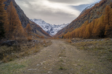 Fototapeta premium colorful mountain landscapes, fall colors, mountains, sky and water