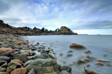Fototapeta na wymiar La côte en Bretagne de granit rose entre Perros-Guirec et Ploumanach