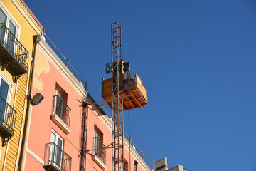 grúa elevadora en una fachada