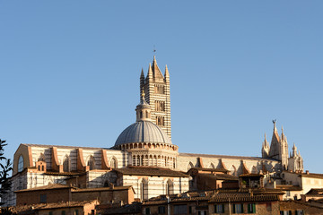 Fototapeta na wymiar Stadtansicht von Siena mit Dom