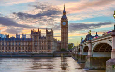 Westminster und Big Ben in London bei Sonnenuntergang
