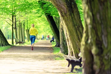 Papier Peint photo Lavable Jogging Coureur de femme exécutant le jogging dans le parc d& 39 été vert et les bois