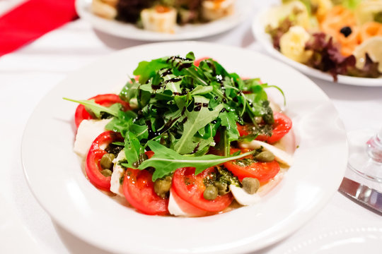 Salad with tomato, arugula and balsamic sauce