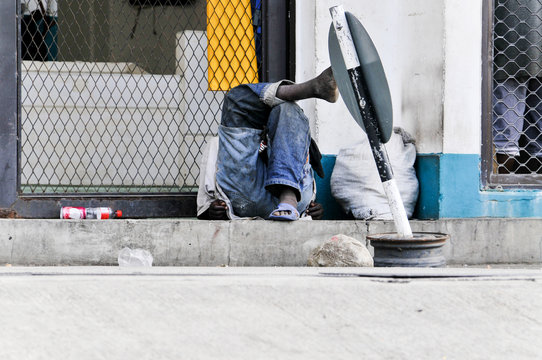 Obdachloser liegt auf dem Bürgersteig