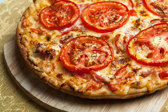 136411 ready pizza with tomatoes close up