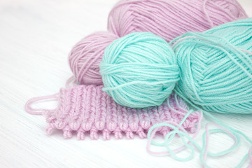 Клубки пряжи для вязания на белом фоне