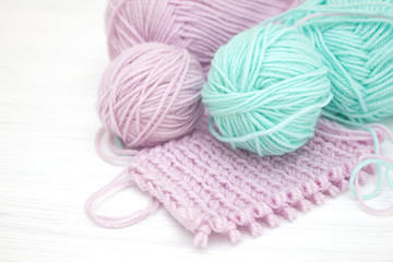 Клубки пряжи для вязания на белом фоне