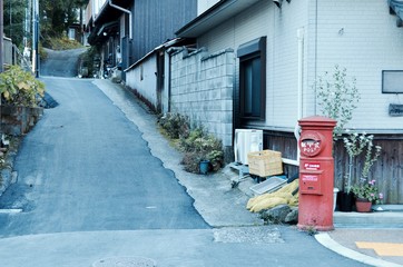 赤いレトロな郵便ポスト　佇む