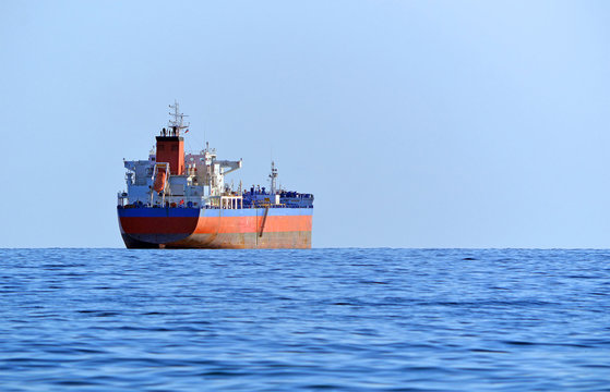 Среднетоннажный нефтяной танкер на рейде
