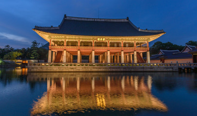 Obraz premium Gyeongbokgung Palace At Night In South Korea, with the name of the palace 'Gyeongbokgung' on a sign