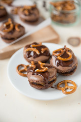 Schokoladen Macarons mit fleur de sal 