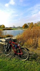 Fototapeta premium mit dem rad am see i I