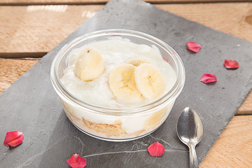 yogurt with banana