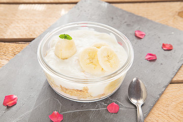 yogurt with banana