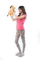 bellissima ragazza sorride e gioca con i peluche su fondale bianco 