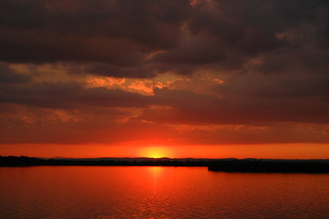 Abend an einem See im Burgenland