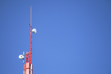 Obraz premium Una antena de telefonía roja